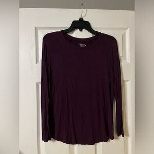 Women’s long sleeve shirt.